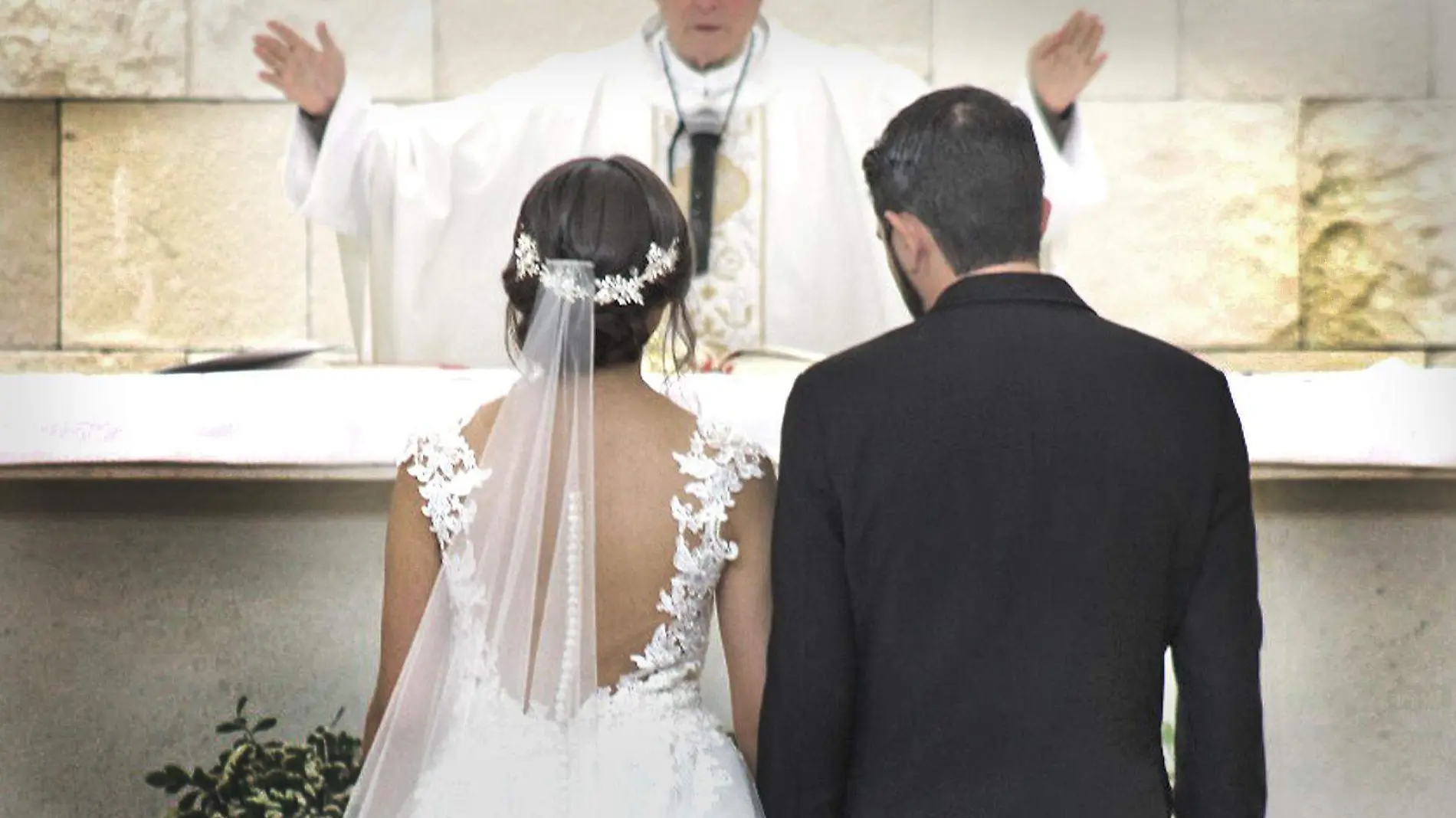 pareja novios matrimonio